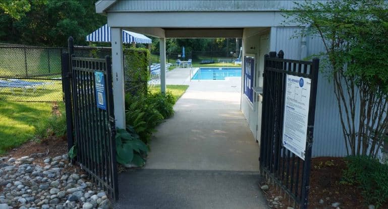 Hobbit's Glen pool, photo 1